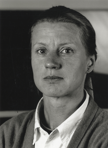 105787 Portret van Betty Müller, geboren Meppel 1946, beeldend kunstenares te Utrecht. Borstbeeld van voren.